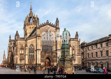 The main entrance to St Giles Cathedral in Parliament Square, Royal Mile, statue (1888) of Walter Francis Montagu Douglas Scott. Edinburgh, Scotland. Stock Photo