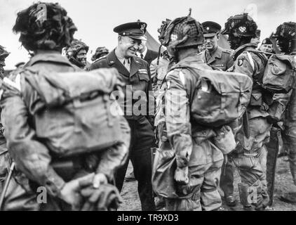 General Dwight D. Eisenhower gives the order of the day, 'Full victory, nothing less' to paratroopers somewhere in England just before they board their planes to take part in the first assault of the invasion of France. England. June 6, 1944. Stock Photo