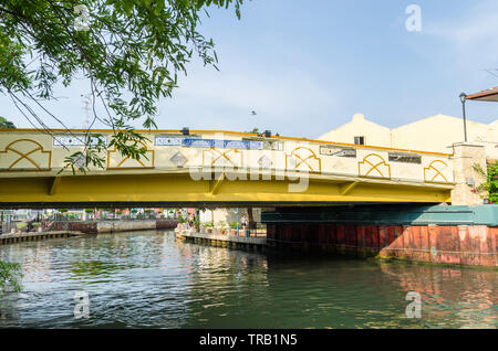 Malacca, Malaysia -April 21,2019: Riverside scenery of Chan Koon Cheng's bridge at the Malacca River. It has been listed as UNESCO World Heritage Site. Stock Photo