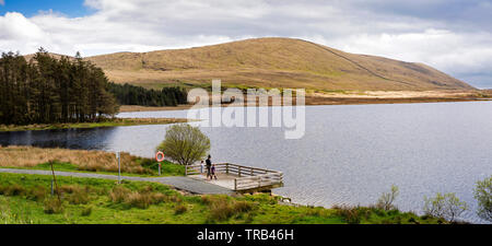 Northern Ireland, Co Down, Spelga Reservoir, visitors on wooden viewpoint, panoramic Stock Photo