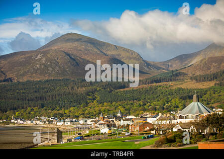 Northern Ireland, Co Down, Newcastle, seafront buildings below Slieve Donard mountain Stock Photo