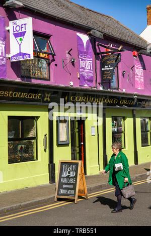 Ireland, Co Louth, Carlingford, Newry Street, Carlingford Arms, colourfully painted pub and restaurant, with The Loft Cocktail Bar above Stock Photo