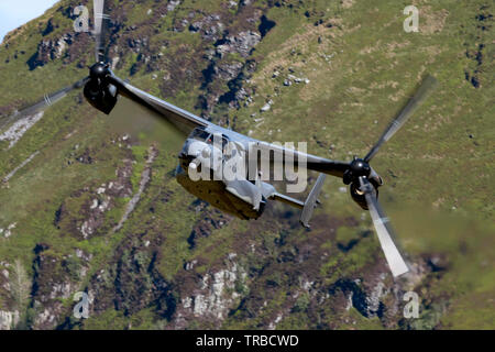 USAF CV-22 Osprey from RAF Mildenhall  approaches Blwch in LFA7 (Mach Loop) Stock Photo