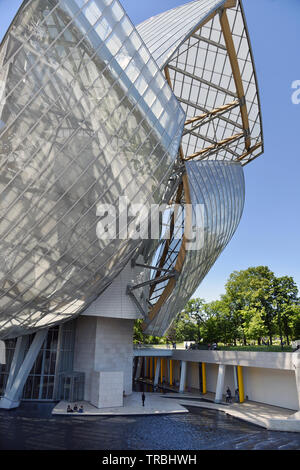 Fondation Louis Vuitton, Bois de Boulogne, Paris, France. East facade Stock Photo: 84834528 - Alamy