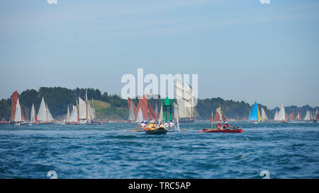 La grande Parade de la semaine du Golfe 2019, dans le Golfe du Morbihan. - The Grand Parade of the week of the Gulf 2019, in the Gulf of Morbihan. Stock Photo