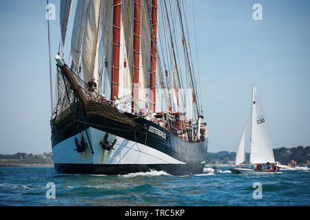 La grande Parade de la semaine du Golfe 2019, dans le Golfe du Morbihan. - The Grand Parade of the week of the Gulf 2019, in the Gulf of Morbihan. Stock Photo