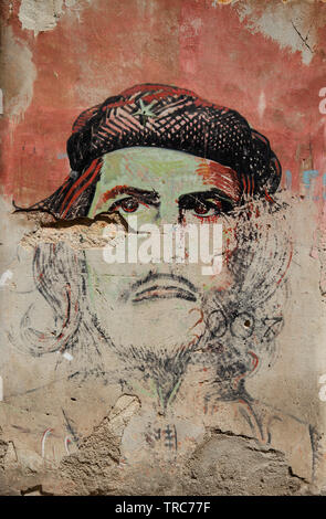 Mural of Che Guevara painted on dilapidated wall of building in Old Havana, Cuba, Caribbean Stock Photo