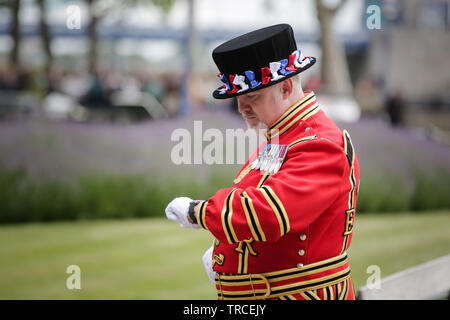 London, UK. 03rd June, 2019. Yeoman warder at HM Tower of London checking his watch.The Honourable Artillery Company, the City of London's Reserve Army Regiment, fired the joint 103-gun salute to honour the State Visit of the President and First Lady of the United States of America and to commemorate the anniversary of the Coronation of Her Majesty The Queen. Credit: Chris Aubrey/Alamy Live News Stock Photo