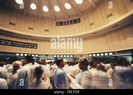 STOCK BROKERS TRADING IN THE OLD MANUAL TRADING RING OF THE BOMBAY STOCK EXCHANGE,MUMBAI, MAHARASHTRA,INDIA, ASIA Stock Photo
