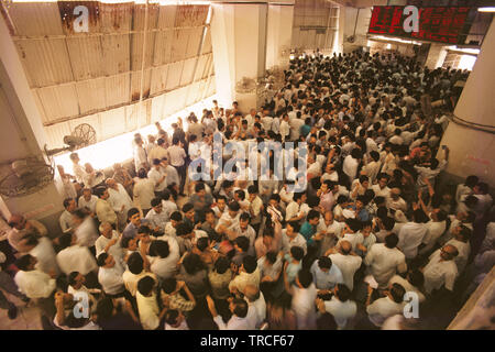 STOCK BROKERS TRADING IN THE OLD MANUAL TRADING RING OF THE BOMBAY STOCK EXCHANGE,MUMBAI, MAHARASHTRA,INDIA, ASIA Stock Photo