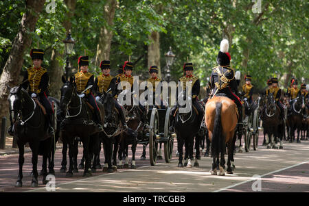 Constitution Hill, London, UK. 3rd June 2019. After the 82 Gun Salute in The Green Park The King’s Troop Royal Horse Artillery queue in Constitution Hill on their return to Barracks hauling field guns. Credit: Malcolm Park/Alamy Live News. Stock Photo