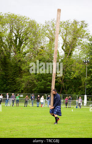 tossing the caber at the Scottish Highland Games Stock Photo - Alamy