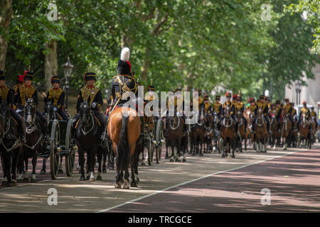 Constitution Hill, London, UK. 3rd June 2019. After the 82 Gun Salute in The Green Park The King’s Troop Royal Horse Artillery queue in Constitution Hill on their return to Barracks hauling field guns. Credit: Malcolm Park/Alamy Live News. Stock Photo
