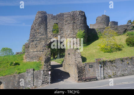 The Cornish flag flies over the ruins of Launceston Castle, in Launceston, Cornwall, England Stock Photo