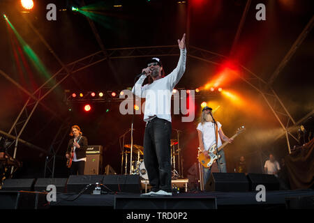 Reef perform on stage at the Run Fest Run festival at Bowood House in Wiltshire. Stock Photo