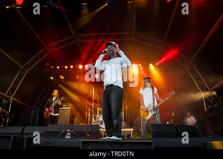 Reef perform on stage at the Run Fest Run festival at Bowood House in Wiltshire. Stock Photo