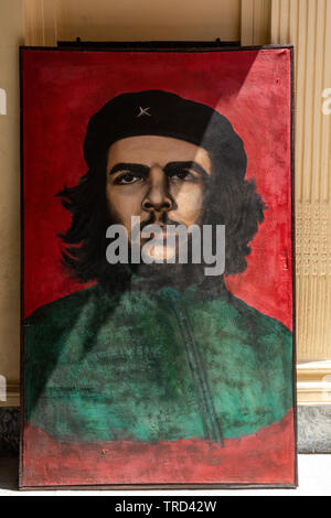 Portrait for Ernesto Che Guevara for sale standing on a pavement in the Old Town of Havana, Cuba, Caribbean Stock Photo