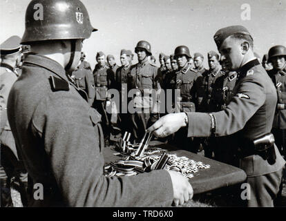 5th SS Panzer Division Grenadiers receive awards in Poland on the Eastern Front 1844 SS KB Ernst Baumann Stock Photo