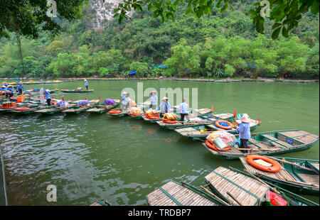 The boatman is waiting for a tourist on Ngo Dong river of the Tam Coc National Park Stock Photo