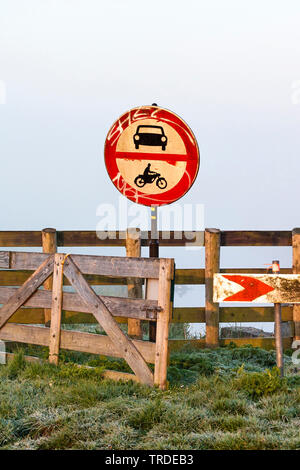 Prohibitory sign for cars and motor vehicles standing next to a fence in a meadow, Netherlands, Northern Netherlands, Ouderkerk Stock Photo