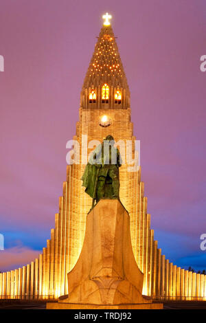 illuminated Hallgrimskirkja and the statue of Leif Erikson in evening light, Iceland, Reykjavik Stock Photo