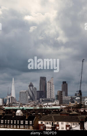 Wohnblock am Kanal des Regenten neben den alten Bethnal Green-Gashaltern und der City of London im Hintergrund, London. // Apartments block by the Reg Stock Photo