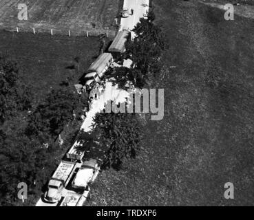 lorry accident on a country road in on a schollyard at Simbach/Inn, aerial photo from the year 1961, Germany, Bavaria, Niederbayern, Lower Bavaria, Simbach am Inn