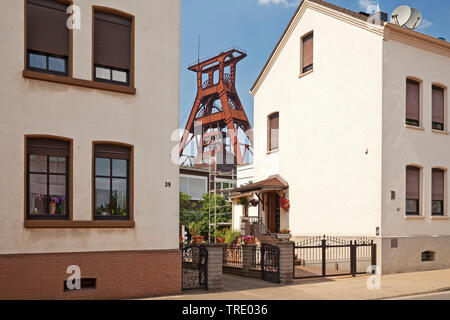 residential houses with the headframe of Pluto colliery, Germany, North Rhine-Westphalia, Ruhr Area, Herne Stock Photo