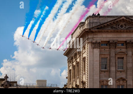 air shows, airplanes at the sky with condensation trails in the colours of the French flag over Buckingham Palace, United Kingdom, England, London Stock Photo