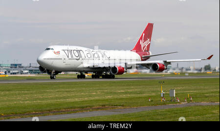 Virgin Alantic Boeing 747-400, G-VBIG, 'Tinker Belle' ready for take off at Manchester Airport Stock Photo