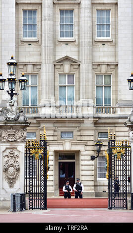 London, England, UK. Metropolitan Police officers on duty at Buckingham Palace during Donald Trump's State Visit, 3rd June 2019 Stock Photo