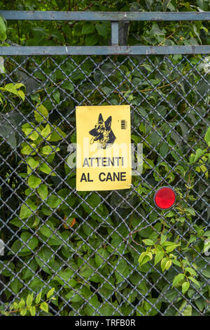 Propriété Privée, Défense d'Entrer and Attention au Chien signs, Bretagne  (Brittany), France Stock Photo - Alamy