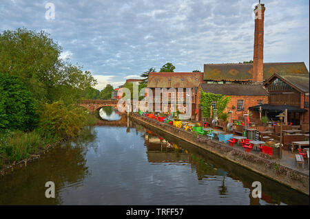 Stratford upon Avon and Cox's Yard former timber mill, now a pub, on the banks of the River Avon in Warwickshire Stock Photo