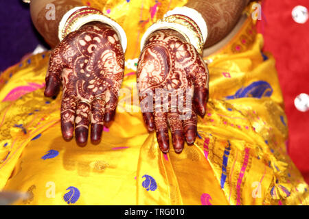 Manju Silk - Our beautiful bride Juri exudes graceful elegance in our  Mekhela Sador pair 🧡 . . . #AwesomeAssam #AssamSilk #MekhlaChador  #Handloom #AssameseWedding #Mekhelasador #Assam #Assamese #Silk  #IndianWedding #Bride #Guwahati ...