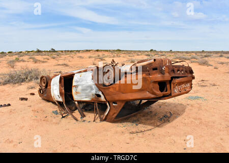 Old rusty car lies abandoned in rugged Outback along the Oodnadatta Track, SA, South Australia Stock Photo
