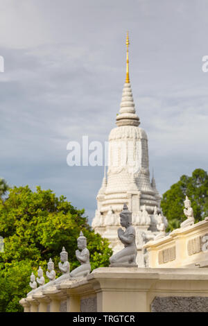 Buddhist statues in front of the Stupa of King Norodom, Royal Palace, Phnom Penh, Cambodia, Indochina, Southeast Asia, Asia Stock Photo