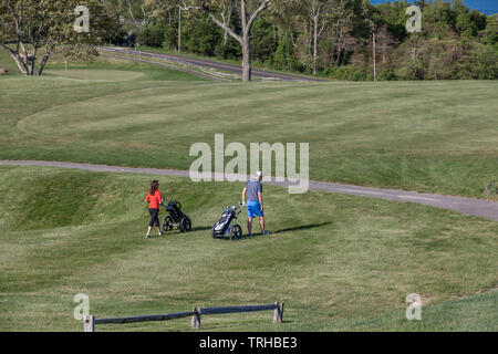 A couple walking the fairway at Gardiners Bay Country Club in Shelter Island, NY Stock Photo