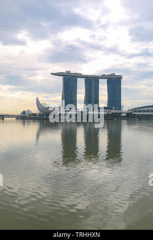 The beautiful Marina Bay Sands & modern ArtScience Museum, Singapore Stock Photo