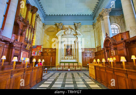 VALLETTA, MALTA - JUNE 19, 2018: The altar of St Paul Anglican Pro-Cathedral with limestone carvings, wooden panels on wall and icon in the middle, on Stock Photo
