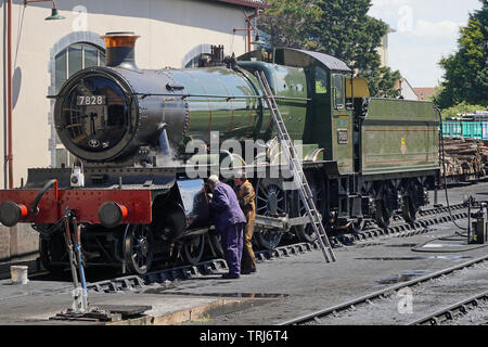 Volunteers working on the Odney Manor vintage steam locomotive at West Somerset Railway Stock Photo