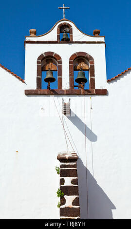 Iglesia de la Luz. Centro Histórico. Campanas de ingenio azucarero de Cuba. Pueblo Santo Domingo de Garafía. Isla La Palma. Pronvincia Santa Cruz. Isl Stock Photo