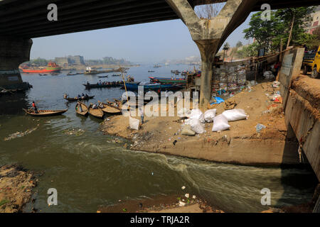 Directly dumping of industrial and human waste and garbage in the Buriganga River in Dhaka, Bangladesh Stock Photo