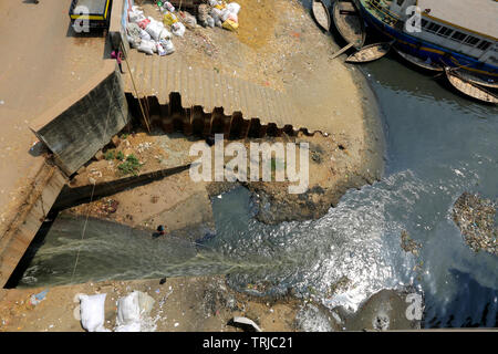 Directly dumping of industrial and human waste and garbage in the Buriganga River in Dhaka, Bangladesh Stock Photo