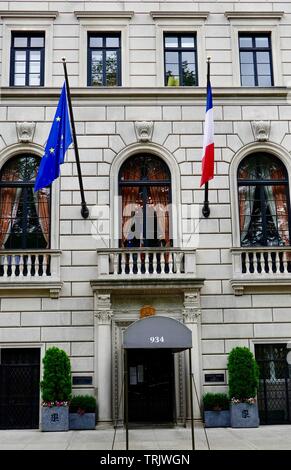 European Union and French flag fly in front of the Consulat Général de France, French Consulate, Fifth Avenue, New York, NY, USA. Stock Photo