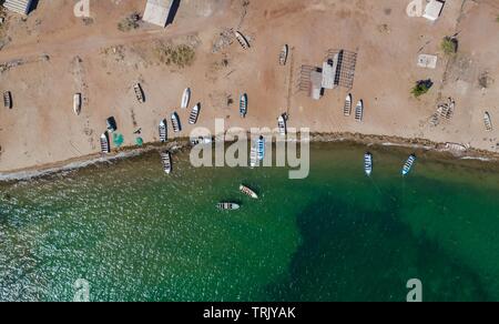 botes de pesca a la orilla de la playa. Fishing boats on the shore of the beach.  Aerial view of the community of Punta Chueca where the population of the Seri ethnic group lives. Punta Chueca, Socaaix in the Seri language, is a locality in the Mexican state of Sonora. It is located about 20 kilometers north of the town of Bahía de Kino being a port in the Gulf of California, Punta Chueca is the point of the mainland closest to Isla Tiburón, from which it is separated only by the Estrecho del Infiernillo.  (Photo: Luis Gutierrez)   Vista aérea de la comunidad de Punta Chueca donde vive la pobl Stock Photo