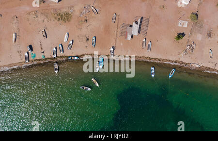 botes de pesca a la orilla de la playa. Fishing boats on the shore of the beach.  Aerial view of the community of Punta Chueca where the population of the Seri ethnic group lives. Punta Chueca, Socaaix in the Seri language, is a locality in the Mexican state of Sonora. It is located about 20 kilometers north of the town of Bahía de Kino being a port in the Gulf of California, Punta Chueca is the point of the mainland closest to Isla Tiburón, from which it is separated only by the Estrecho del Infiernillo.  (Photo: Luis Gutierrez)   Vista aérea de la comunidad de Punta Chueca donde vive la pobl Stock Photo