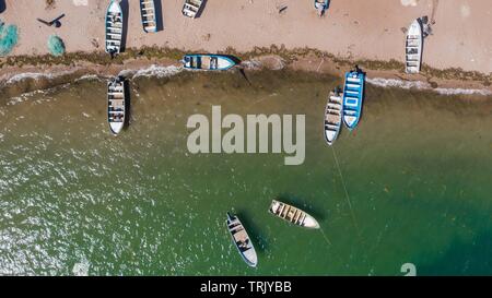 botes de pesca a la orilla de la playa. Fishing boats on the shore of the beach.  Aerial view of the community of Punta Chueca where the population of the Seri ethnic group lives. Punta Chueca, Socaaix in the Seri language, is a locality in the Mexican state of Sonora. It is located about 20 kilometers north of the town of Bahía de Kino being a port in the Gulf of California, Punta Chueca is the point of the mainland closest to Isla Tiburón, from which it is separated only by the Estrecho del Infiernillo.  (Photo: Luis Gutierrez)   Vista aérea de la comunidad de Punta Chueca donde vive la pobl Stock Photo