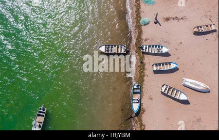 botes de pesca a la orilla de la playa. Fishing boats on the shore of the beach.  Aerial view of the community of Punta Chueca where the population of the Seri ethnic group lives. Punta Chueca, Socaaix in the Seri language, is a locality in the Mexican state of Sonora. It is located about 20 kilometers north of the town of Bahía de Kino being a port in the Gulf of California, Punta Chueca is the point of the mainland closest to Isla Tiburón, from which it is separated only by the Estrecho del Infiernillo.  (Photo: Luis Gutierrez)   Vista aérea de la comunidad de Punta Chueca donde vive la pobl Stock Photo