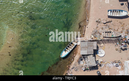 botes de pesca a la orilla de la playa. Fishing boats on the shore of the beach.  Aerial view of the community of Punta Chueca where the population of the Seri ethnic group lives. Punta Chueca, Socaaix in the Seri language, is a locality in the Mexican state of Sonora. It is located about 20 kilometers north of the town of Bahía de Kino being a port in the Gulf of California, Punta Chueca is the point of the mainland closest to Isla Tiburón, from which it is separated only by the Estrecho del Infiernillo.  (Photo: Luis Gutierrez)   Vista aérea de la comunidad de Punta Chueca donde vive la pobl Stock Photo