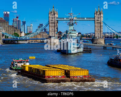 London Waste - Barges full of London waste are towed down the River Thames to the Riverside Resource Recovery Energy from Waste facility at Belvedere Stock Photo